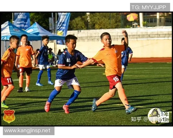 足球明星三人合照展现友谊与竞技精神共同书写绿茵传奇的瞬间